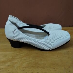 NWT comfort well by beacon women's white size 6m stretch pumps
